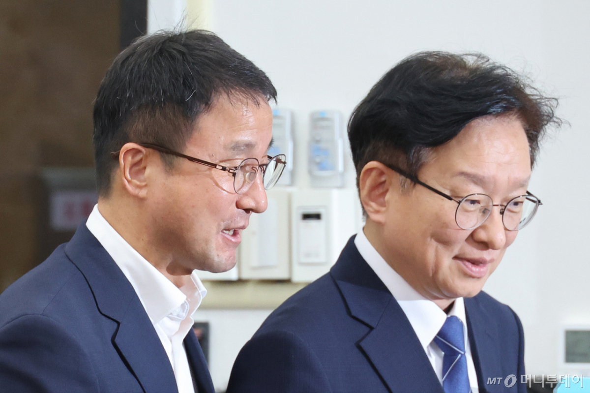 (서울=뉴스1) 신웅수 기자 = 한병도 더불어민주당 원내표와 권칠승 정책위의장이 20일 서울 여의도 국회에서 열린 정책조정회의에서 대화하고 있다. 2026.8.20/뉴스1 Copyright © 뉴스1. All rights reserved. 무단 전재 및 재배포, AI학습 이용 금지. /사진=(서울=뉴스1) 신웅수 기자
