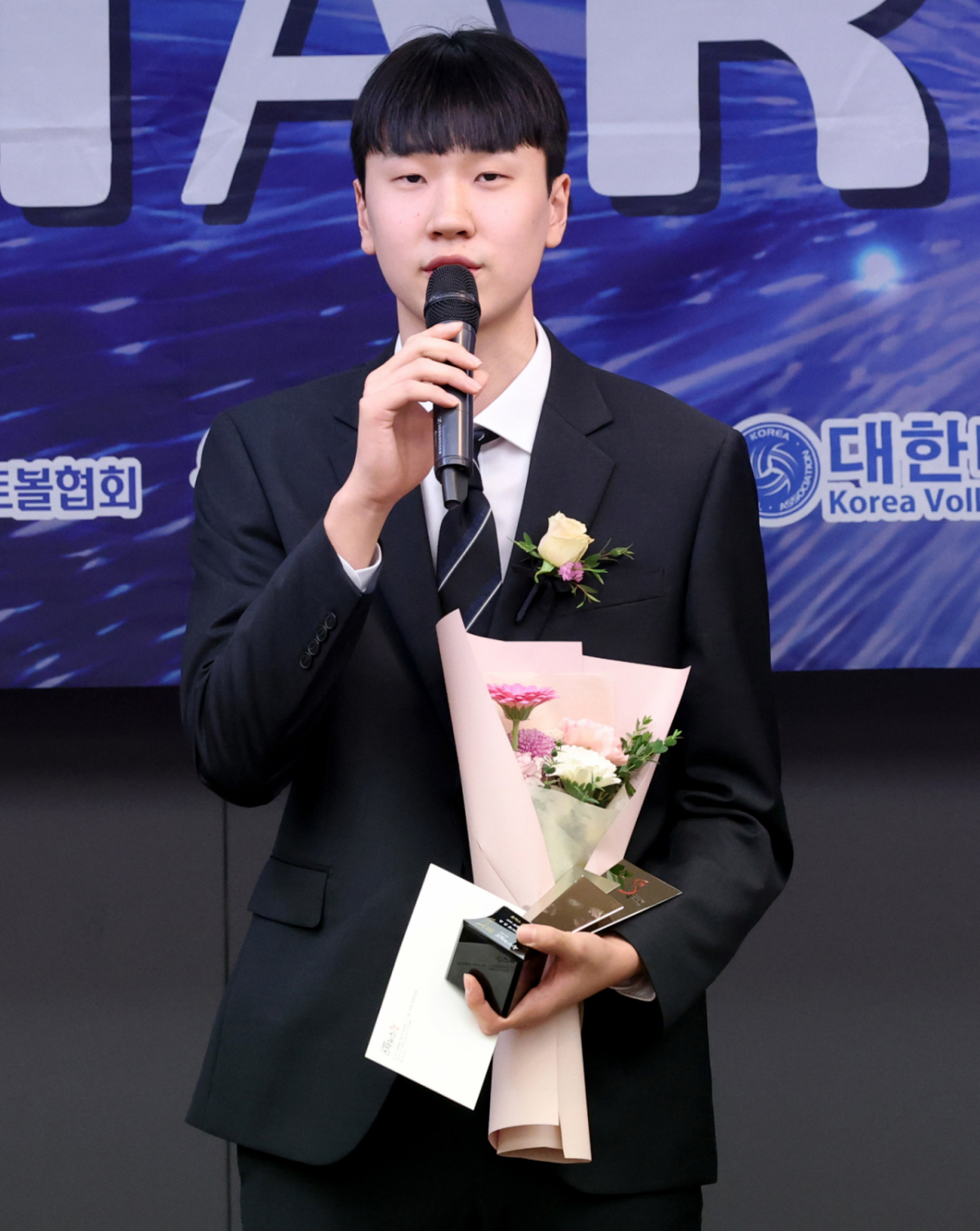 '2025 퓨처스 스타대상' 시상식이 지난해 11월 서울 중구 한국프레스센터 19층 기자회견장에서 열렸다. 방강호(제천산업고·한국전력)가 배구 부문 스타상을 수상한 후 소감을 밝히고 있다. 수상자는 야구 대상 김민준(대구고·SSG) ,스타상 오재원(유신고·한화), 미래스타상 하현승(부산고2) 엄준상(덕수고2) 축구 스타상 김현오(충남기계공고·대전하나시티즌) 박시후(신평고·충남아산), 미래스타상> 박도훈(현풍고2) 김태호(경북자연과학고1) 농구 대상 에디 다니엘(용산고·서울 SK), 스타상 이가현(수피아여고·인천 신한은행), 미래스타상 윤지원(경복고2) 배구 스타상 방강호(제천산업고·한국전력) 이지윤(중앙여고·한국도로공사), 미래스타상 박서윤(중앙여고1)이다. /사진=김진경 대기자