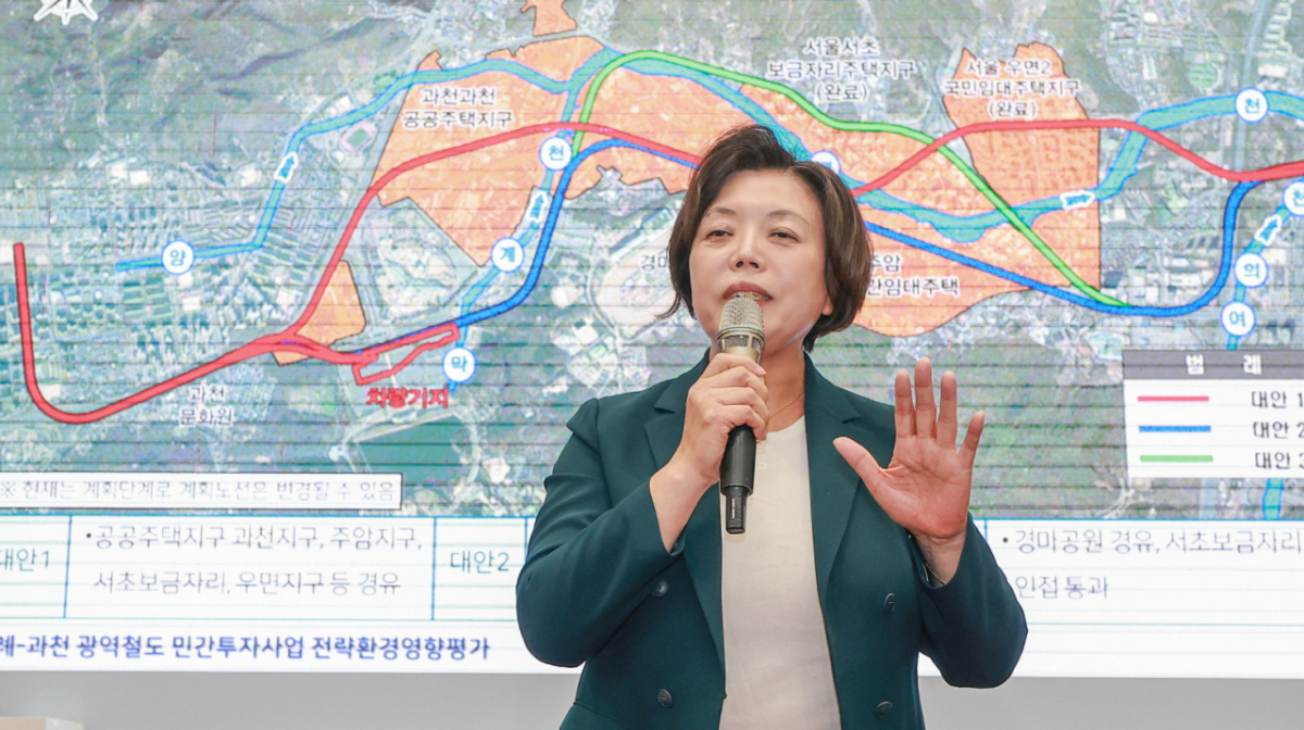 신계용 과천시장이 지난 2일 주민설명회에서 발언하고 있다./사진제공=과천시