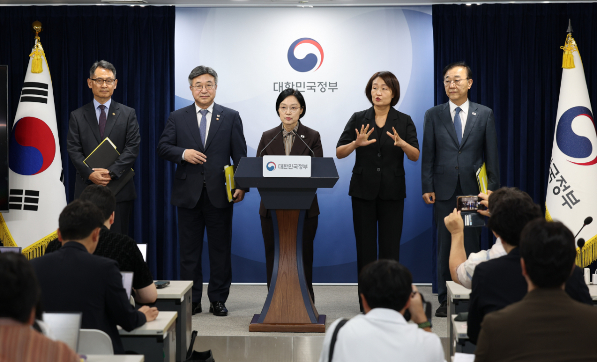 한성숙 국무총리(가운데)와 관계부처 장관들이 3일 오전 서울 종로구 정부서울청사 브리핑실에서 열린 '행정·공공기관 이전 및 공공기관 기능 개혁 관련 기자회견을 하고 있다. 왼쪽부터 한 총리, 윤호중 행정안전부 장관, 김윤덕 국토교통부 장관, 허장 재정경제부 제2차관./사진제공=행정안전부