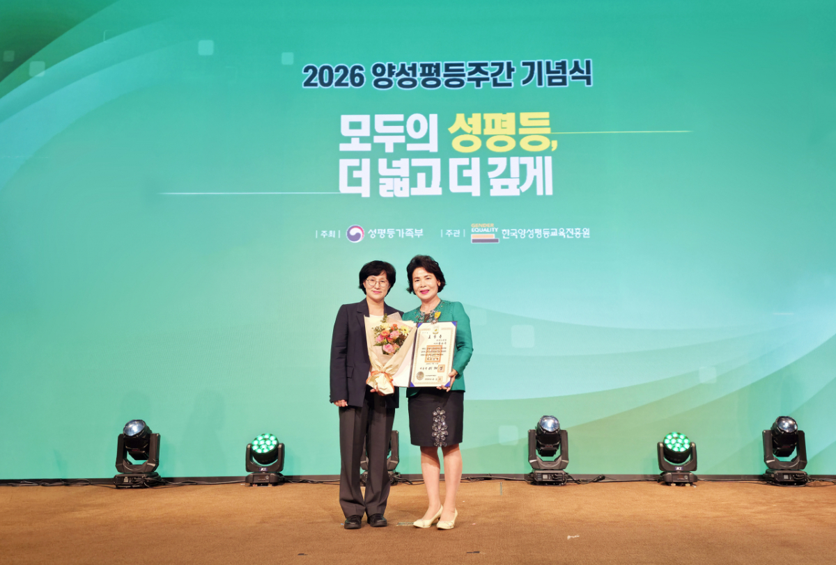 (왼쪽부터) 원민경 성평등가족부 장관, 장수돌침대 장순옥 대표. /사진제공=장수돌침대
