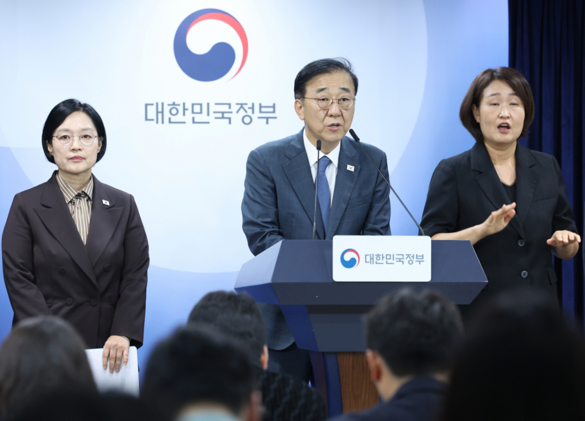 김윤덕 국토교통부 장관이 3일 오전 서울 종로구 정부서울청사에서 행정·공공기관 이전 및 공공기관 기능개혁 관련 기자회견을 하고 있다. 왼쪽부터 한성숙 국무총리, 윤 장관, 수어통역사. / 사진 = 뉴시스