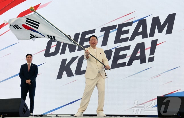 이상현 선수단장이 3일 충북 진천국가대표선수촌에서 열린 2026 아이치·나고야 아시안게임 대한민국 선수단 결단식에서 단기를 흔들고 있다. /사진=뉴스1