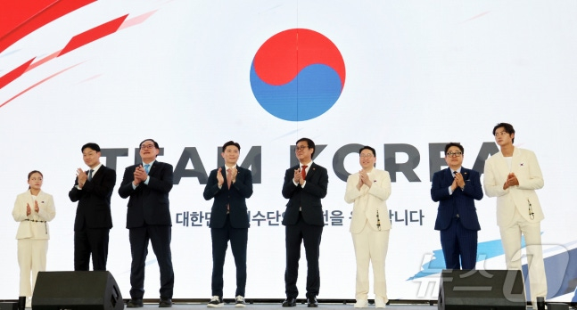 3일 충북 진천국가대표선수촌에서 열린 2026 아이치·나고야 아시안게임 대한민국 선수단 결단식에서 최휘영 문화체육관광부 장관, 유승민 대한체육회장 등 참석자들이 박수치고 있다. /사진=뉴스1
