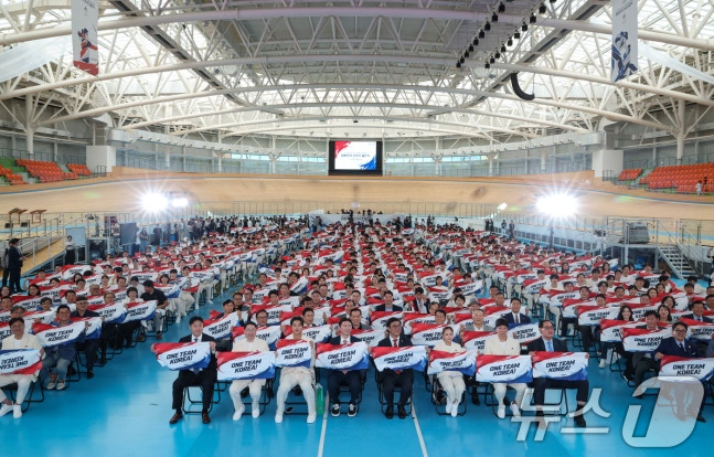 3일 충북 진천국가대표선수촌에서 열린 2026 아이치·나고야 아시안게임 대한민국 선수단 결단식에서 출전선수들과 내빈들이 기념촬영을 하고 있다. /사진=뉴스1