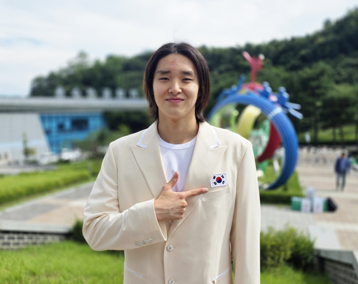 수영 국가대표 김우민이 3일 충북 진천의 국가대표 선수촌에서 진행된 아시안게임 선수단 결단식으로 앞두고 취재진과 만나 포즈를 취하고 있다. /사진=김명석 기자