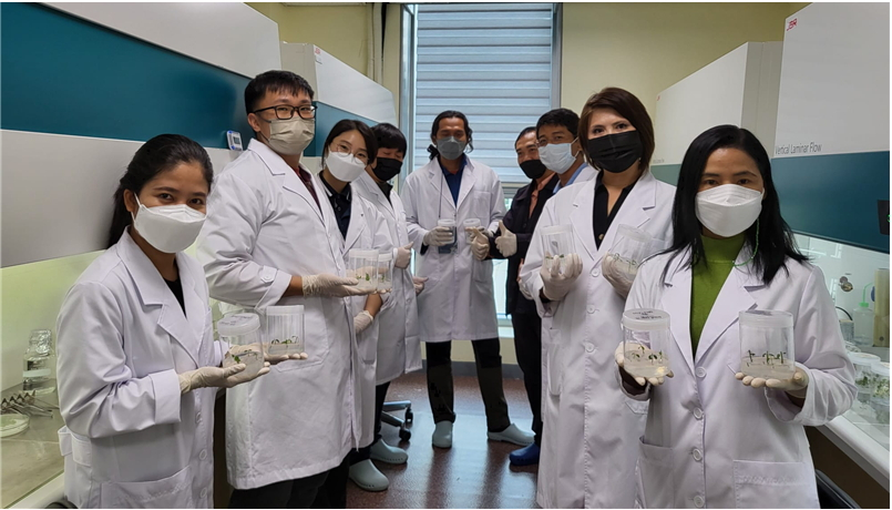 아시아 7개국 산림분야 전문가가 국립백두대간수목원에서 종자보전 관련 교육 후 기념사진을 찍고 있는 모습./사진제공=한국수목원정원관리원