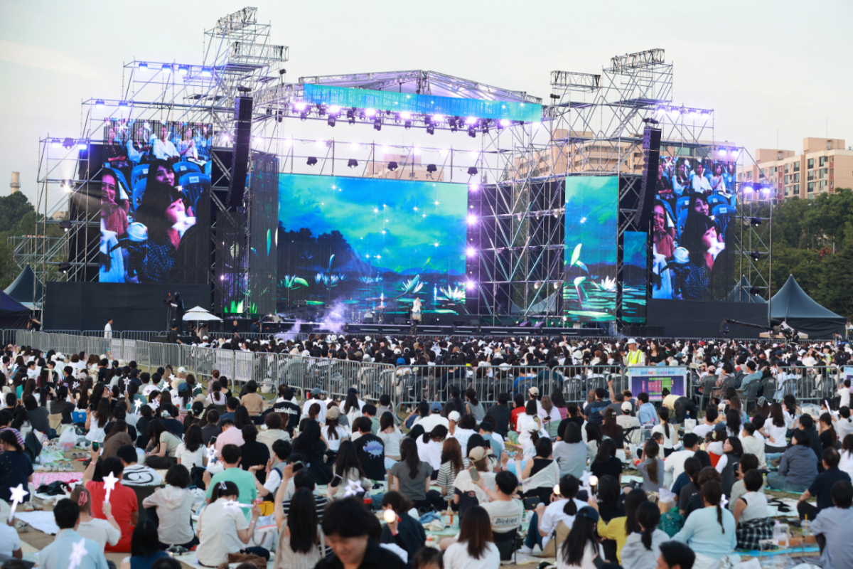 지난 6월 한강공원 신사잠원지구에서 열린 ‘2026 강남 피크닉 콘서트’를 찾은 관람객들이 공연을 즐기고 있다. / 사진제공 = 강남구청