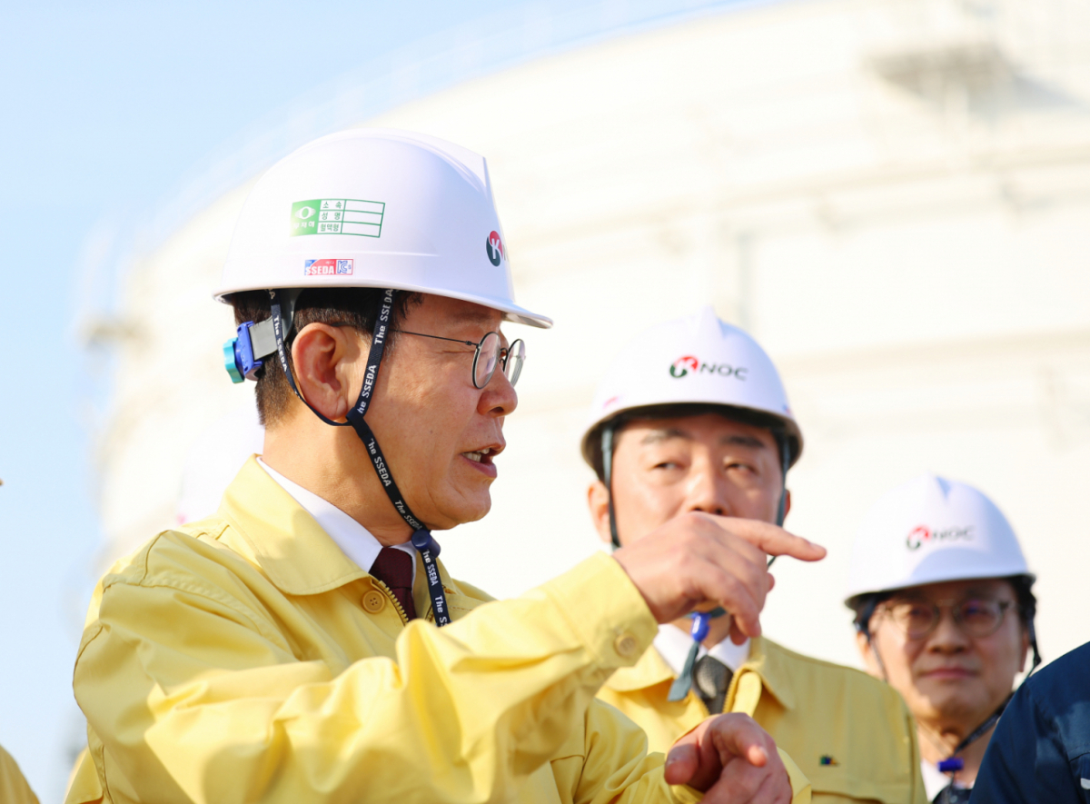 이재명 대통령이 26일 충남 서산 석유공사 비축기지에서 현장점검을 하고 있다./사진제공=뉴스1