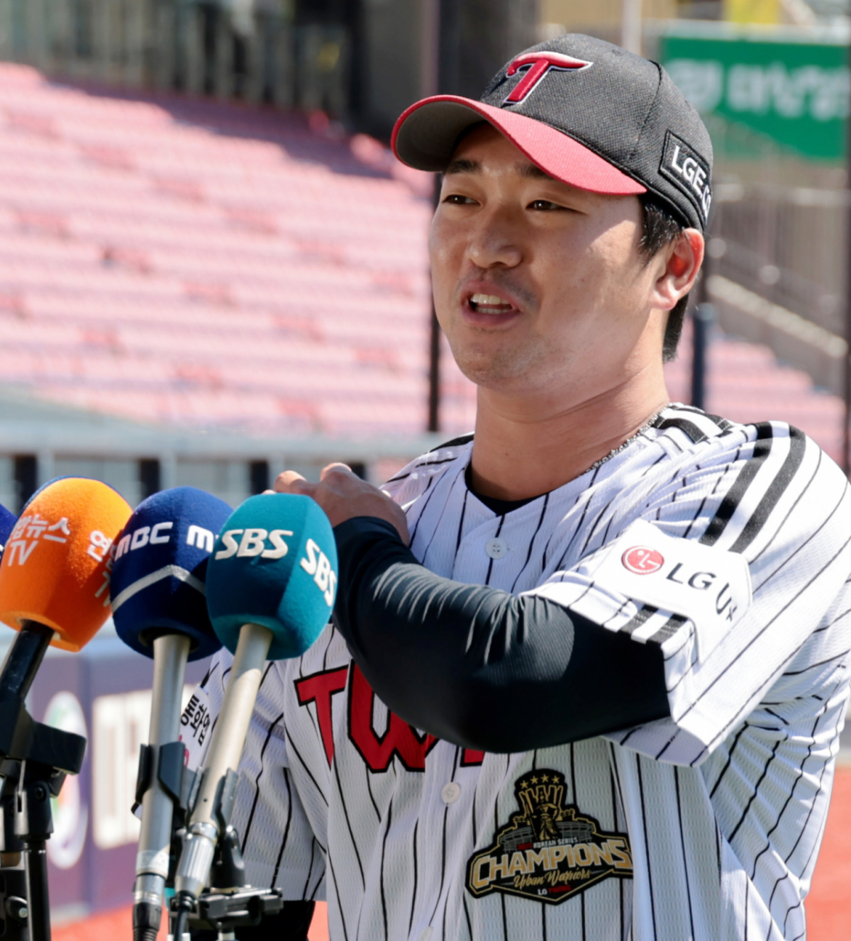 전격적으로 LG에 복귀한 고우석이 3일 잠실야구장에서 열린 복귀기자회견에서 복귀소감과 각오를 밝히고 있다. 2026.09.03. /사진=강영조 cameratalks@