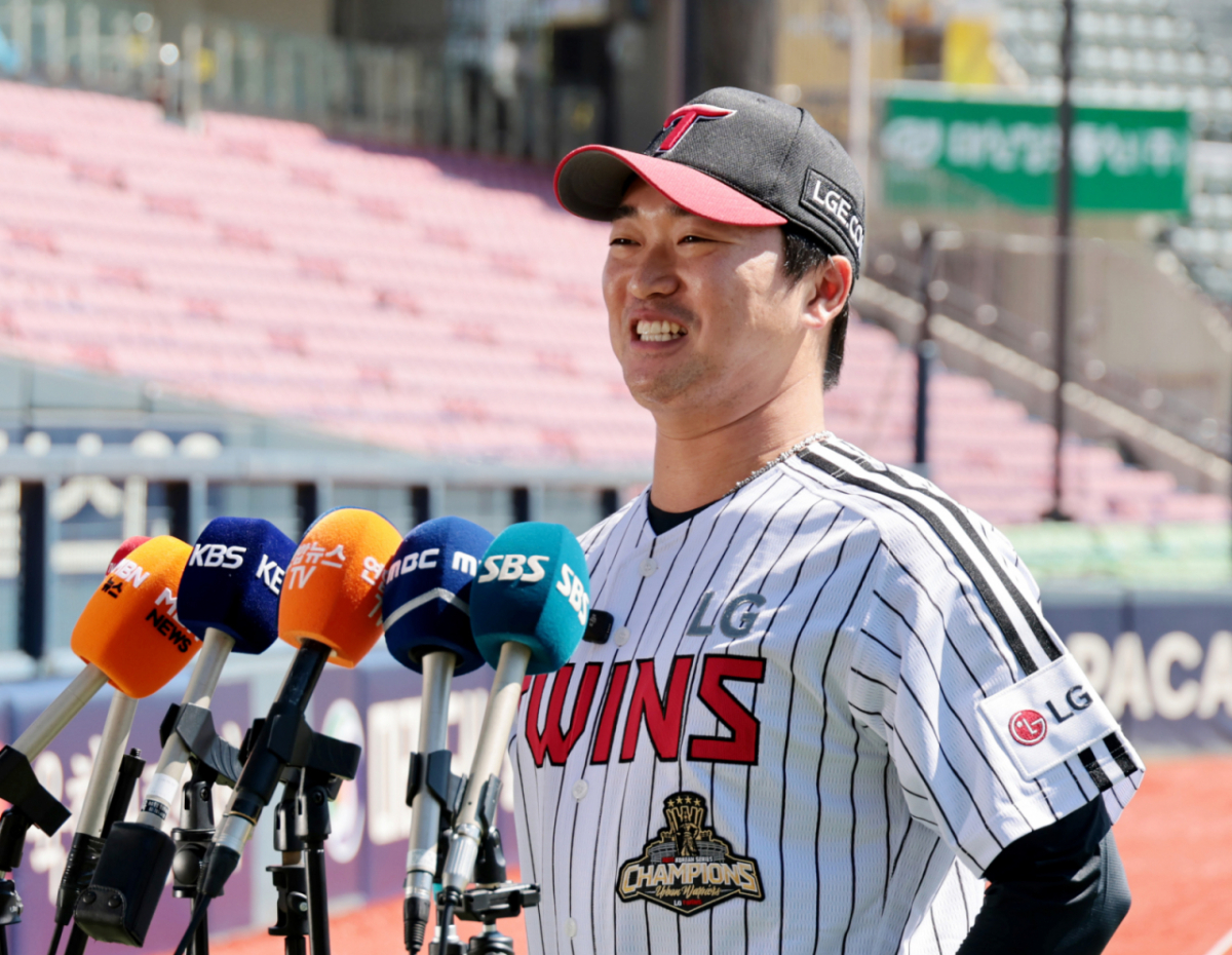 전격적으로 LG에 복귀한 고우석이 3일 잠실야구장에서 복귀기자회견을 위해 그라운드로 나서고 있다. 2026.09.03. /사진=강영조 cameratalks@