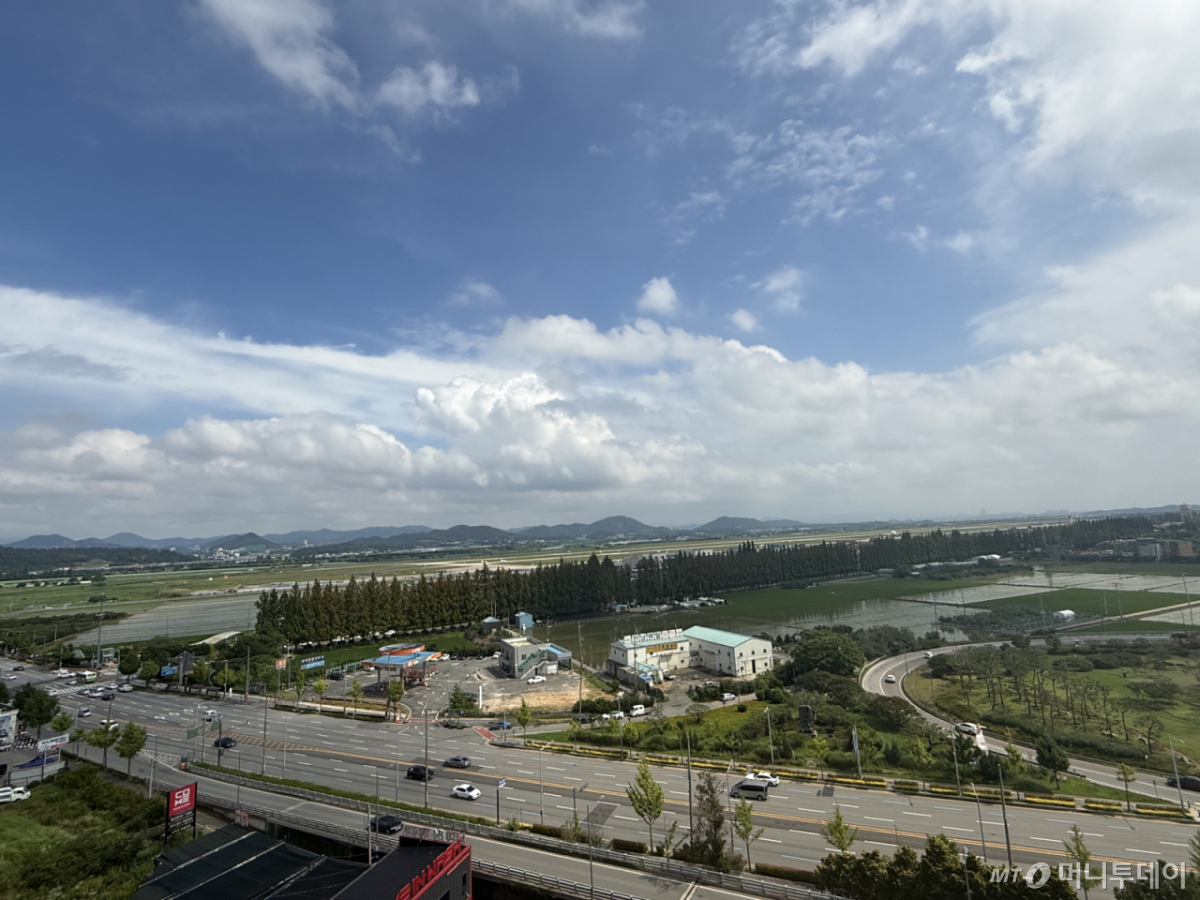 (전남광주=뉴스1) 김태성 기자 = 정부는 6일 광주 군공항 부지에 호남권 반도체 산업단지를 조성하기로 결정했다고 밝혔다. 사진은 광주 군공항 활주로와 주변 부지의 모습. 2026.7.6/뉴스1 Copyright © 뉴스1. All rights reserved. 무단 전재 및 재배포, AI학습 이용 금지. /사진=(전남광주=뉴스1) 김태성 기자