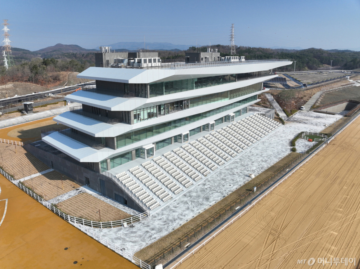 경주 관전을 위한 렛츠런파크 영천 관람대 /사진=한국마사회