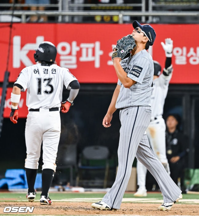 한화 투수 김서현(오른쪽)이 3일 KT전 5회말 장진혁에게 동점 3루타를 내준 뒤 아쉬워하고 있다. /사진=OSEN