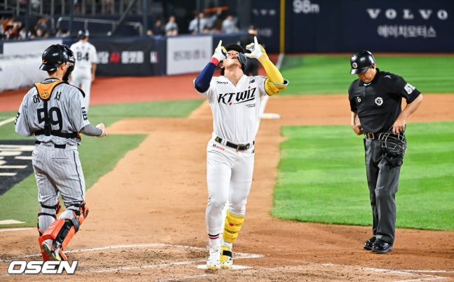 KT 안현민(가운데)이 3일 한화전 3회 연타석 홈런을 때리고 홈인하며 세리머니를 하고 있다. /사진=OSEN