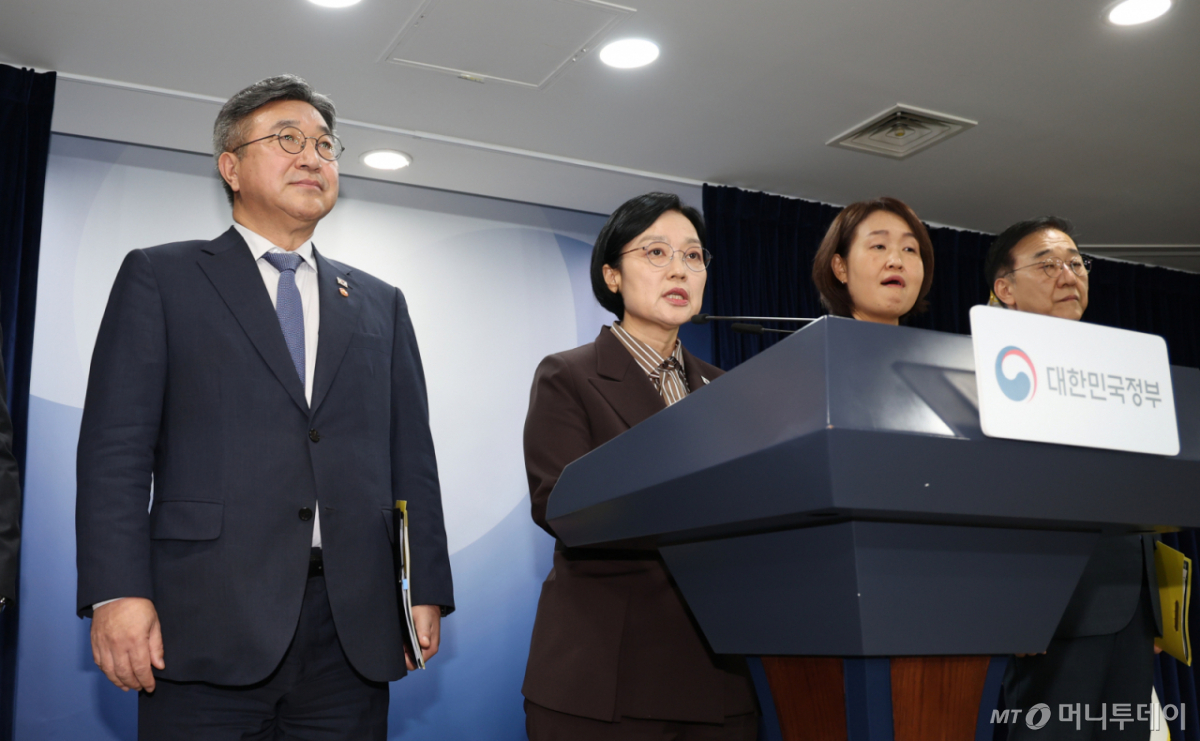 한성숙 국무총리가 3일 서울 종로구 정부서울청사에서 행정·공공기관 이전 관련 기자회견을 하고 있다. 윤호중 행안부장관, 김윤덕 국토부장관, 허장 재경부2차관이 배석했다. /사진=뉴스1. /사진=(서울=뉴스1) 이종덕 기자