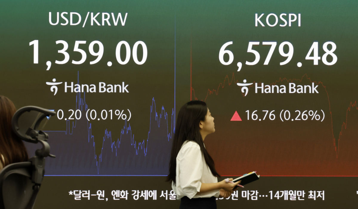 3일 서울 중구 하나은행 딜링룸 전광판에 주요 지수가 표시 되고 있다./사진제공=뉴시스