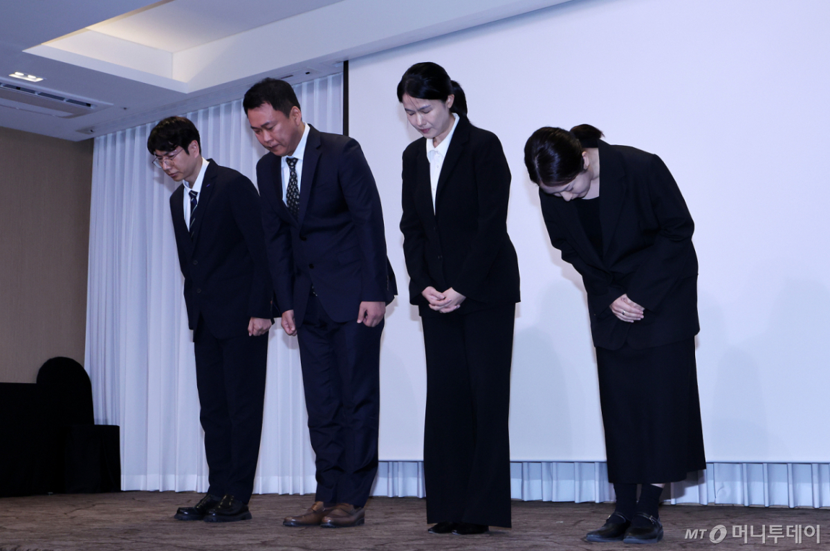 최주희 티빙 대표이사(오른쪽 두번째)와 주요 경영진이 3일 오후 서울 중구 코리아나호텔에서 사이버 침해 사고에 대해 공식 사과를 하고 있다./사진=뉴스1