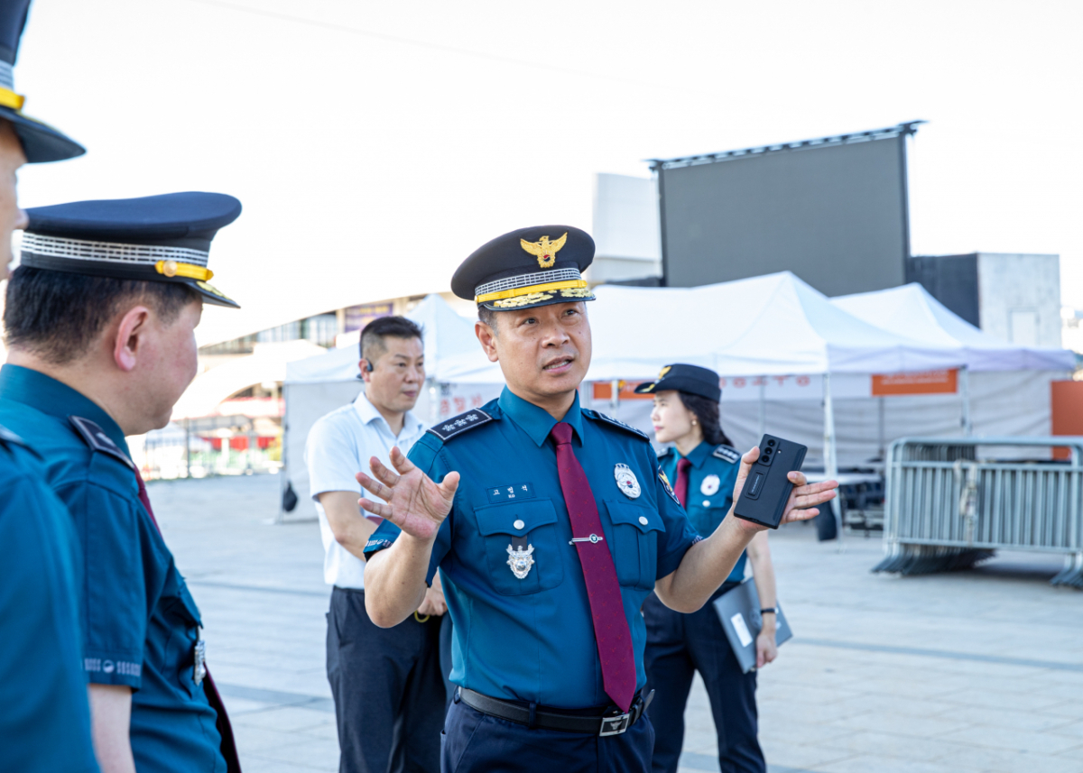 고범석 서울경찰청장이 3일 불꽃축제 행사장인 여의도 한강공원 일대 현장을 점검하고 있다. /사진제공=서울경찰청.