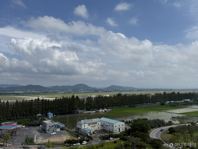 (전남광주=뉴스1) 김태성 기자 = 정부는 6일 광주 군공항 부지에 호남권 반도체 산업단지를 조성하기로 결정했다고 밝혔다. 사진은 광주 군공항 활주로와 주변 부지의 모습. 2026.7.6/뉴스1 Copyright (C) 뉴스1. All rights reserved. 무단 전재 및 재배포, AI학습 이용 금지. /사진=(전남광주=뉴스1) 김태성 기자