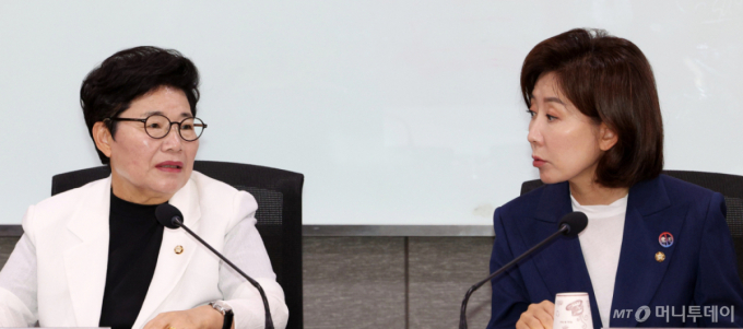 [서울=뉴시스] 고범준 기자 = 나경원 국민의힘 의원과 임이자 의원이 30일 서울 여의도 국회 의원회관에서 열린 노란봉투법 주52시간 규제 부작용과 국민 일자리 보호를 위한 노동 정책의 미래 토론회에서 대화를 하고 있다. 2026.07.30. bjko@newsis.com /사진=고범준