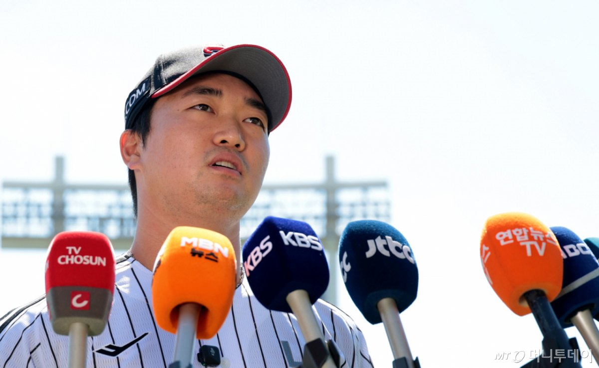 미국 메이저리그(MLB) 도전을 마치고 친정팀 LG 트윈스로 돌아온 고우석이 복귀 첫날 1군 엔트리에 등록됐다. 사진은 LG에 복귀한 고우석이 3일 잠실야구장에서 열린 복귀기자회견에서 복귀소감과 각오를 밝히는 모습. /사진=강영조 cameratalks@