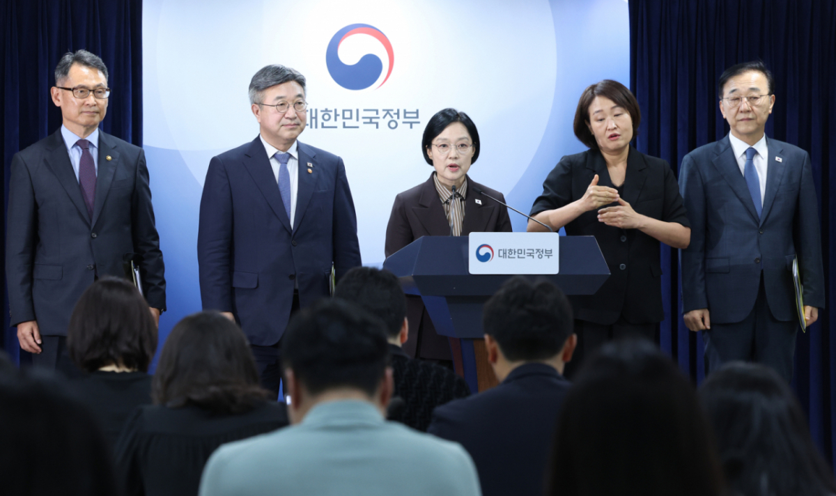 한성숙 국무총리(가운데), 윤호중 행정안전부 장관(왼쪽 2번째), 김윤덕 국토교통부 장관(오른쪽), 허장 재정경제부 2차관(왼쪽)이 3일 오전 서울 종로구 정부서울청사에서 행정·공공기관 이전 및 공공기관 기능개혁 관련 기자회견을 하고 있다. /사진=뉴시스