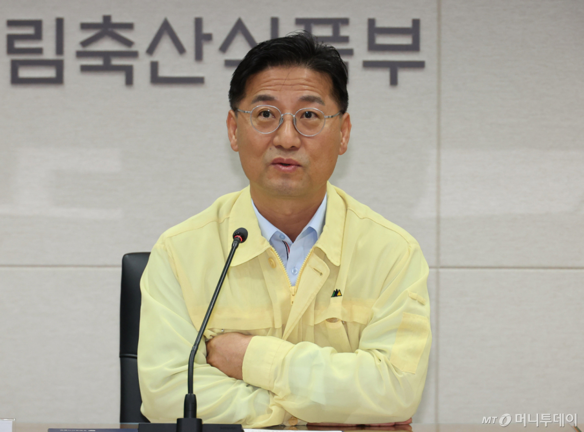 [세종=뉴시스] 배훈식 기자 = 박정훈 농림축산식품부 식량정책실장이 3일 오후 세종시 정부세종청사에서 열린 구제역 중앙사고수습본부 방역상황 점검회의에서 발언하고 있다. 2026.07.03. dahora83@newsis.com /사진=배훈식