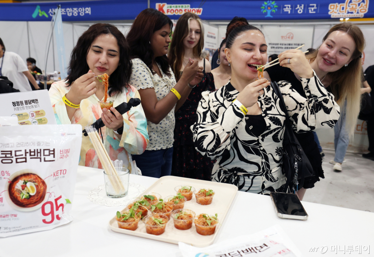 (서울=뉴스1) 오대일 기자 = 16일 서울 서초구 aT센터에서 열린 2026 서울식품유통대전(K푸드쇼)에서 청정원 부스를 찾은 외국인 방문객들이 비빔국수를 시식하고 있다. 'K분식, 세계의 식탁으로'를 주제로 열린 이번 행사에는 분식, 식음료, 외식 프랜차이즈, 건강기능식품 등 K푸드를 대표하는 40여개 대·중소기업이 참가했다. 2026.6.16/뉴스1 Copyright © 뉴스1. All rights reserved. 무단 전재 및 재배포, AI학습 이용 금지. /사진=(서울=뉴스1) 오대일 기자