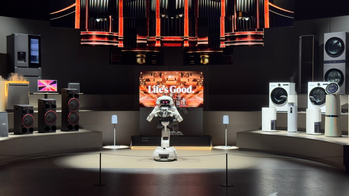 LG 클로이드가 전시 후 인사를 하는 모습 /사진=김남이 기자