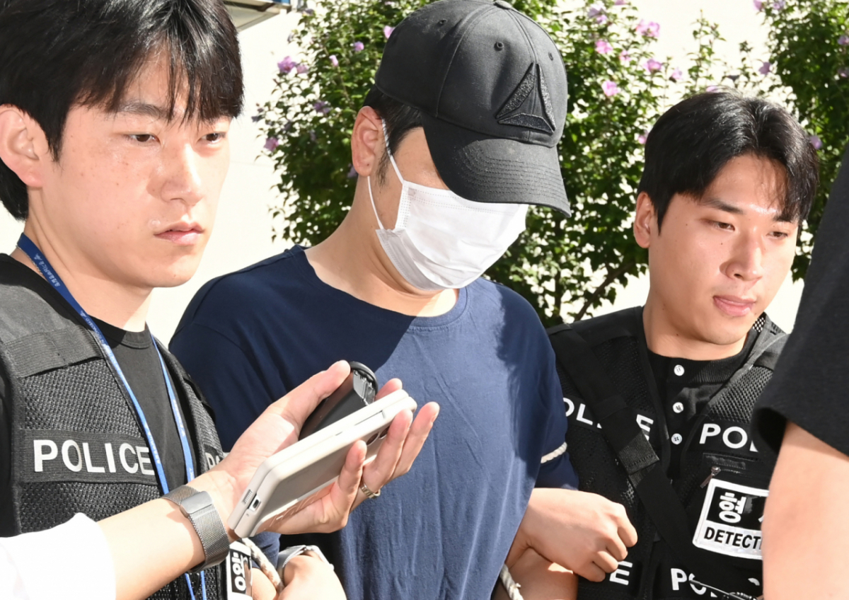 이혼소송 중인 아내를 흉기로 살해한 30대 남성 A씨가 3일 구속 전 피의자 심문(영장실질심사)에 출석하기 위해 경기 성남시 분당경찰서 유치장을 나오고 있다.  A씨는 아내가 제기한 이혼 소송에서 불리한 결과를 받을 것으로 생각해 앙심을 품고 소장에 적힌 주소로 찾아가 범행을 저지른 것으로 조사됐다. /사진=뉴시스