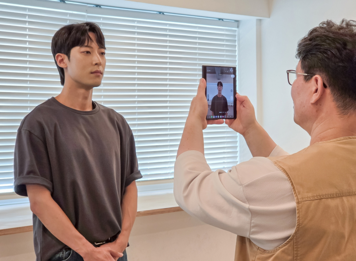 스마트폰 전문 사진작가 안태영씨가 3일 서울 종로구의 한 카페에서 인물촬영 방법을 시연하고 있다. /사진제공=삼성전자
