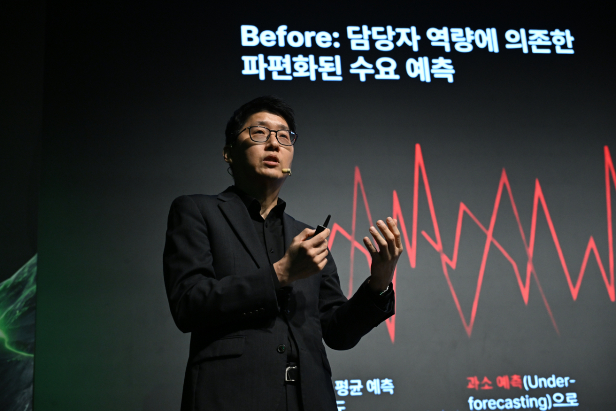김성진 한국앤컴퍼니 디지털전략실 전무(CDO&CIO)가 3일 서울 강남구 웨스틴 서울 파르나스에서 열린 산업 AI 컨퍼런스 '어텐션 2026' 그랜드 키노트 세션에서 발표하는 모습/사진= 한국앤컴퍼니그룹 제공