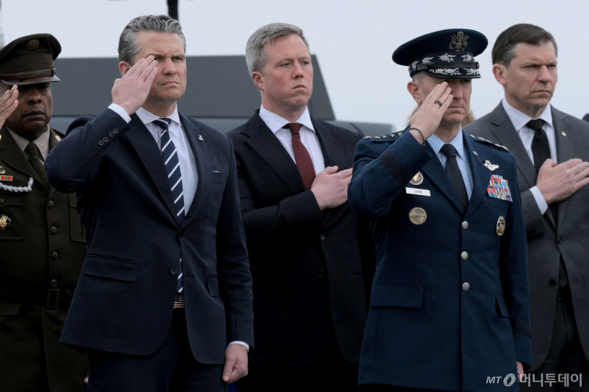 (도버 AFP=뉴스1) 강민경 기자 = 피트 헤그세스 미국 국방부 장관, 댄 드리스콜 미 육군 장관, 댄 케인 합참의장이 지난 3월 7일 델라웨어주 도버 공군 기지에서 미 육군 수송팀이 성조기로 덮인 전사자의 관을 옮기는 동안 경의를 표하고 있다. (자료사진) 2026.3.7 ⓒ AFP=뉴스1 Copyright © 뉴스1. All rights reserved. 무단 전재 및 재배포, AI학습 이용 금지. /사진=(도버 AFP=뉴스1) 강민경 기자