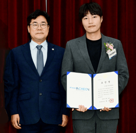 박찬대 인천시장(왼쪽)과 진윤식 화진몰테크 대표가 지난 8월 28일 인천시청에서 열린 일하기 좋은 뿌리기업 인증 수여식에서 기념촬영을 하고 있다. /사진제공=화진몰테크