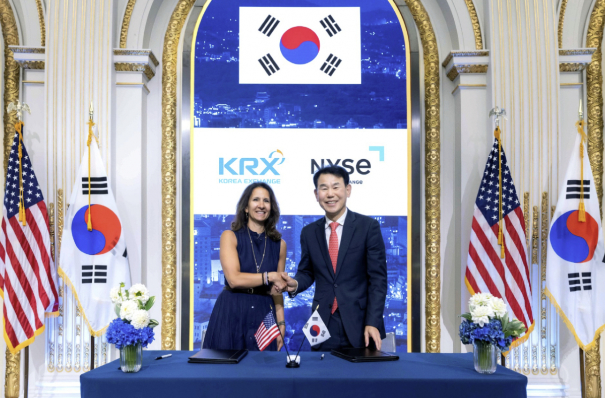 3일 오전 11시(현지시간) MOU를 체결한 린 마틴 NYSE 최고책임자(왼쪽)와 정은보 한국거래소 이사장이 기념촬영하고 있다. /사진=한국거래소