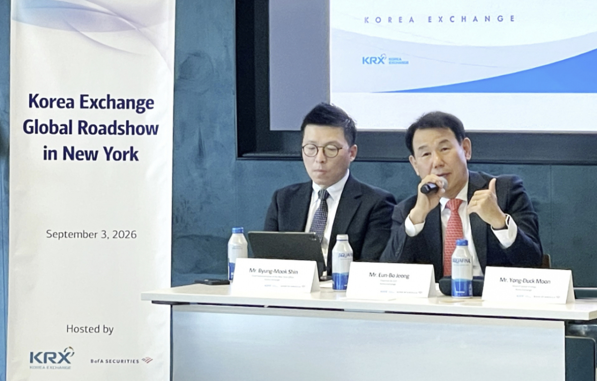 3일 오전 9시(현지시간) 'Korea Exchange Global Roadshow in New York' 로드쇼 행사에서 정은보 한국거래소 이사장(오른쪽)이 한국 자본시장에 대해 설명하고 있다. /사진=한국거래소
