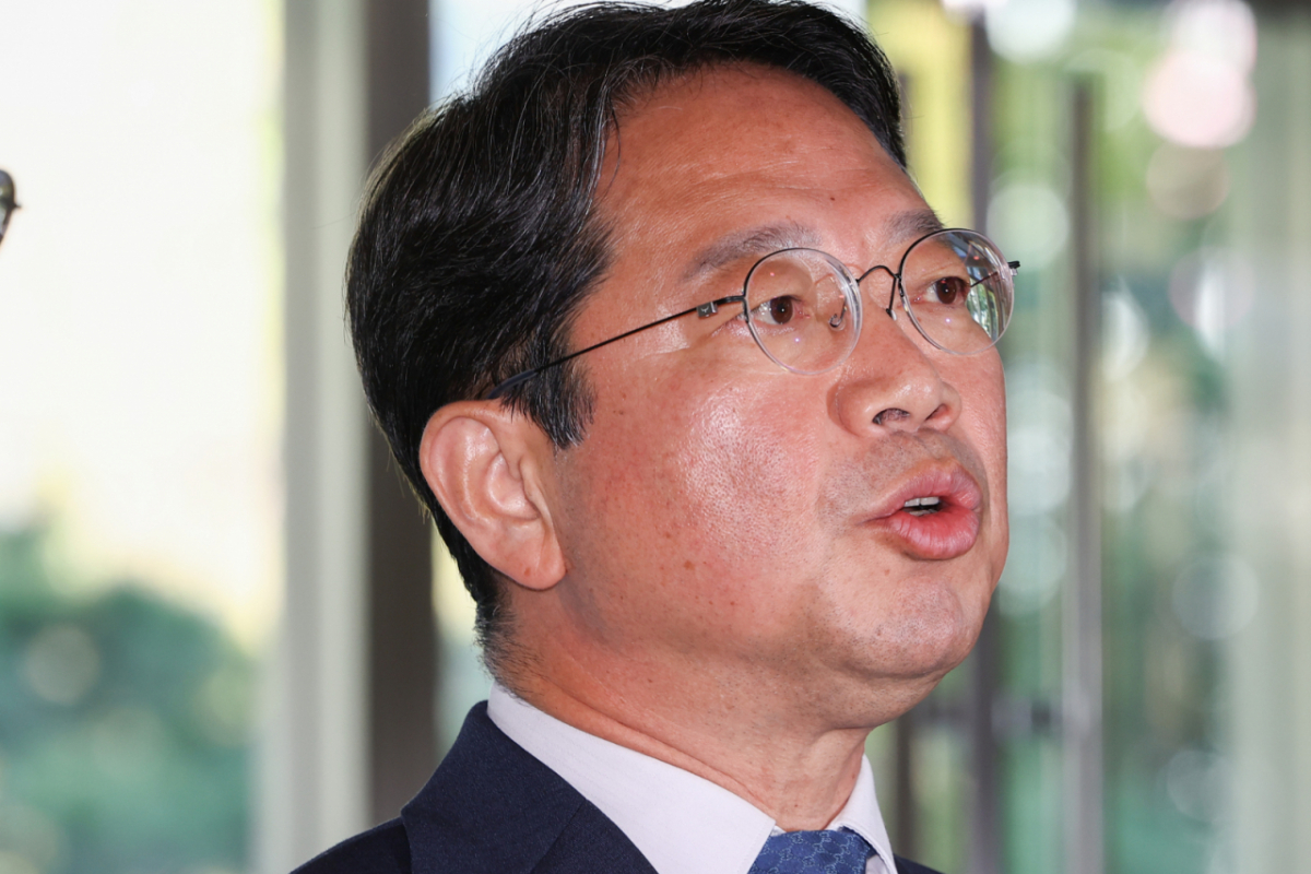 김승원 법무부 장관 후보자가 지난 3일 오전 서울 종로구 적선현대빌딩에 마련된 인사청문 준비 사무실로 출근하며 취재진 질의에 답변하고 있다./사진=뉴시스