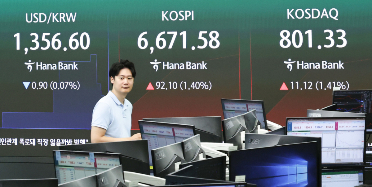4일 오전 서울 중구 하나은행 딜링룸 전광판에 코스피 지수 등 시황이 표시되고 있다. 이날 코스피는 전 거래일 대비 74.88p(1.14%) 오른 6654.36로 상승 출발했다. 2026.9.4/뉴스1