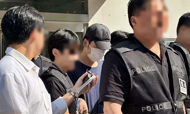 이혼 소송 중인 아내를 흉기로 살해한 30대 남성 A씨가 지난 3일 구속 전 피의자 심문(영장실질심사)에 출석하기 위해 경기 성남시 분당경찰서 유치장을 나오는 모습./사진=뉴스1