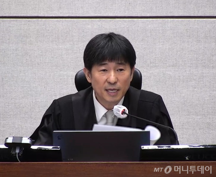 지귀연 부장판사가 19일 오후 서울 서초구 서울중앙지방법원에서 열린 12·3 비상계엄 관련 윤석열 전 대통령 내란 우두머리 혐의 사건 1심 선고공판에서 판결문을 낭독하고 있다. /사진=머니투데이 DB