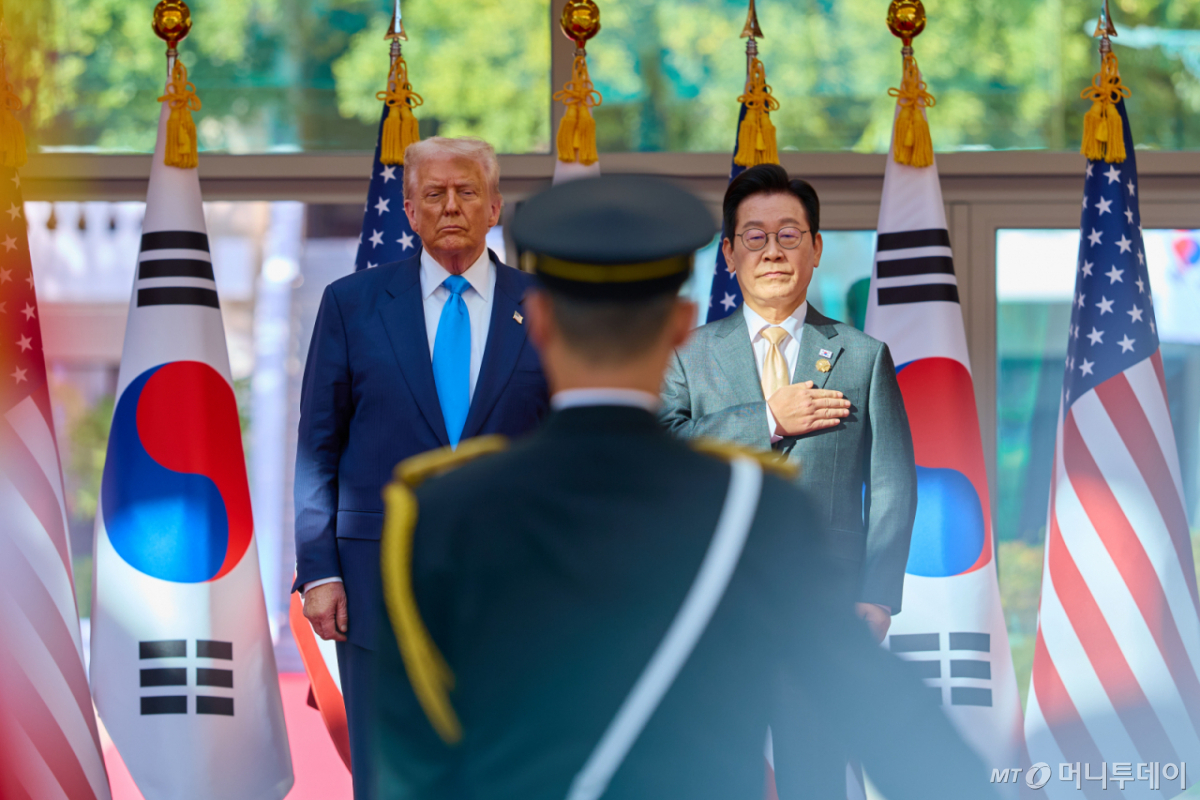 (서울=뉴스1) 허경 기자 = 이재명 대통령이 지난 29일 경북 경주박물관에서 열린 도널드 트럼프 미국 대통령 공식 환영식에서 국민의례를 하고 있다. (이재명 대통령 SNS. 재판매 및 DB 금지) 2025.10.30/뉴스1 Copyright © 뉴스1. All rights reserved. 무단 전재 및 재배포, AI학습 이용 금지. /사진=(서울=뉴스1) 허경 기자