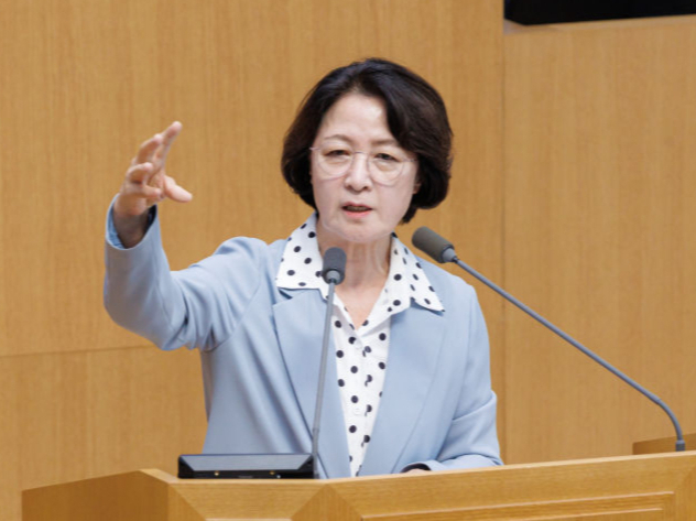 지난 3일 오전 경기도의회 본회의장에서 열린 제393회 임시회 제3차 본회의에서 추미애 경기도지사가 일괄답변을 하고 있다./사진제공=경기도
