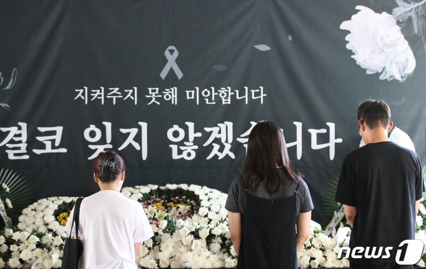 학부모로부터 악성 민원에 시달리다 극단적 선택을 한 것으로 알려진 대전 초등학교 교사 A씨가 근무했던 학교에 마련된 분향소에서 추모객들이 헌화하고 있다./사진=뉴스1