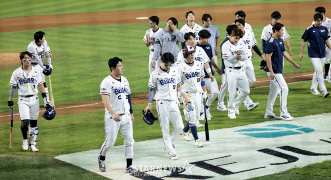 3일 경기를 마치고 더그아웃으로 향하고 있는 두산 선수들. /사진=강영조 선임기자