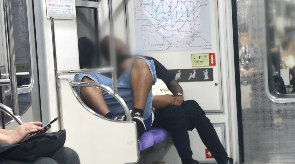 서울 지하철에서 한 외국인 승객이 신발을 신은 채 노약자석 위에 두 다리를 올리고 있는 모습이 포착됐다. /사진=JTBC '사건반장'