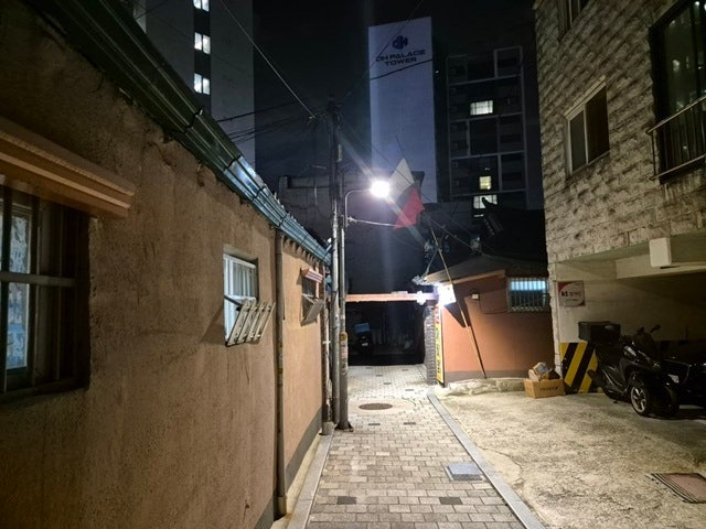 서울 종로구는 야간 보행 안전을 높이기 위해 혜화동 등 관내 60여 곳에 스마트 보안등을 설치한다고 4일 밝혔다. /사진제공=서울 종로구