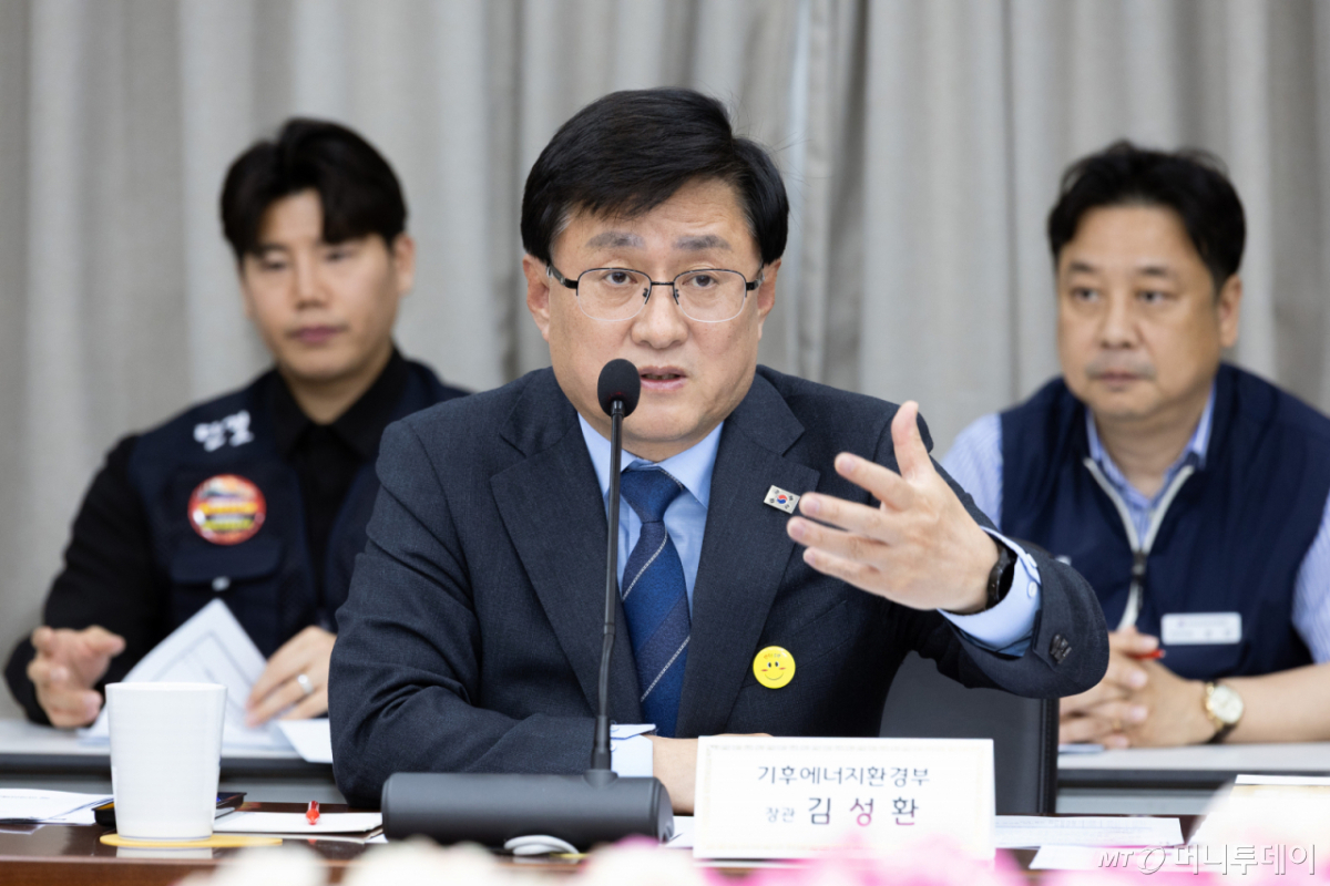 김성환 기후에너지환경부 장관이 지난 4월16일 서울 서초구 한강홍수통제소에서 발전공기업 노조 대표들과 간담회를 갖고 에너지 대전환 시대 발전공기업 기능재편 및 역할에 대한 의견을 나누고 있다./사진=뉴시스