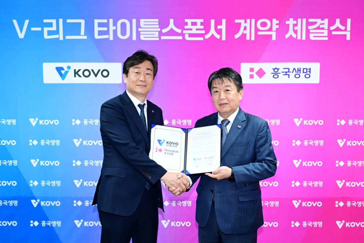 김형표 흥국생명 대표(오른쪽)와 엄재용 한국배구연맹 사무총장이 4일 서울 상암동 한국배구연맹(KOVO)에서 열린 V-리그 타이틀 스폰서 계약식을 체결한 뒤 기념촬영을 하고 있다./사진제공=흥국생명