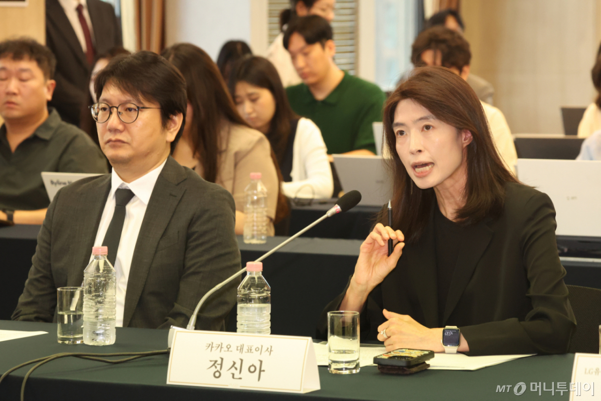 Jung Shin-ah, CEO of Kakao (on the right), speaks at a business roundtable on the 'All People's AI Project' held on the morning of the 4th at the Press Center in Jung-gu, Seoul./Photo=NEWS1